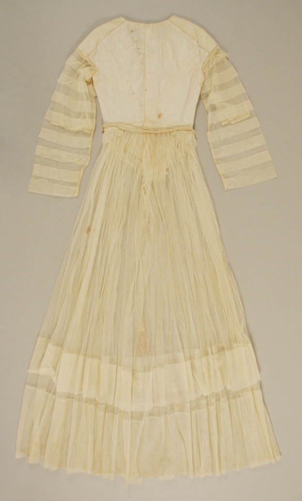 Ein weißes, langärmeliges Kleid mit einer gerafften, bodenlangen Schleppe auf einem weißen Hintergrund, mit hohem Bund, voluminösem Stoff und dezentem Schimmer.