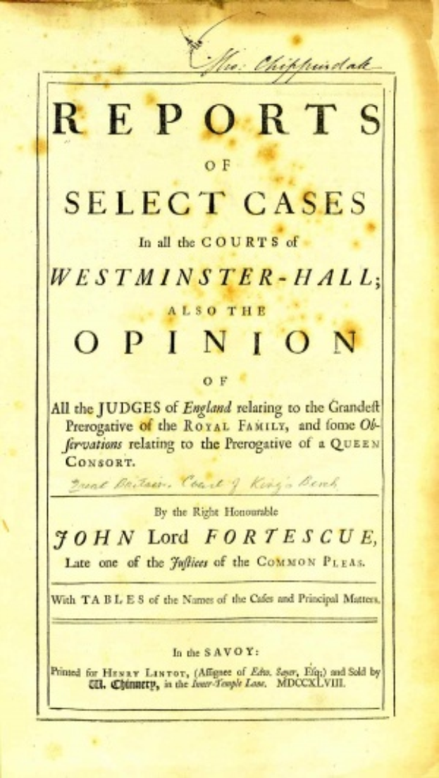 Ein altes Buch mit dem Titel "Berichte über ausgewählte Fälle in den Gerichten von Westminster-Hall sowie die Meinung von John Lord Fortescue" liegt offen, wobei eine Seite mit schwarzem Text sichtbar ist.