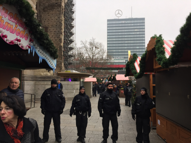POL-BN: Polizei Bonn unterstützt 'Robin Good' Familienfonds - 100 Weihnachtsgeschenke für Kinder und Jugendliche