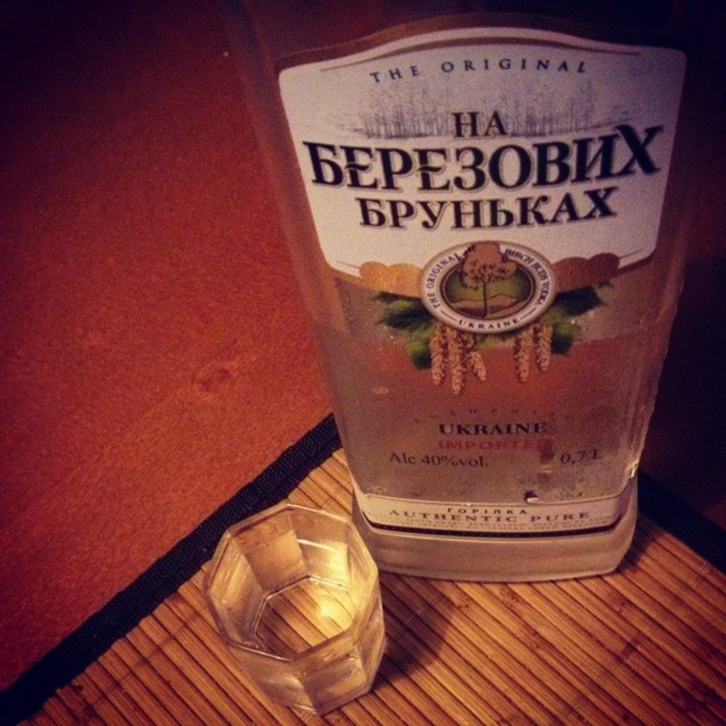 Eine Flasche Alkohol auf einer Matte.