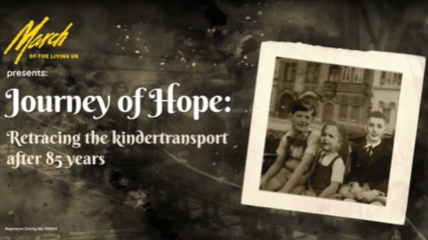 Plakat mit derüberschrift "Hoffnungsweg: Die Kindertransport-Route nach 85 Jahren" mit einem Gruppenfoto von lachenden Menschen auf der rechten Seite und Text auf der linken Seite, vor einem hellblauen Himmel mit wei├čen Wolken.