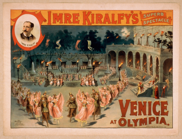 Plakat für Imre Kiralfys Super-Spektakel in Venedig in der Olympia, das kostümierte Performer vor einem gebogenen und säulengeschmückten Gebäude mit Laternenmasten und Bäumen im Hintergrund zeigt.