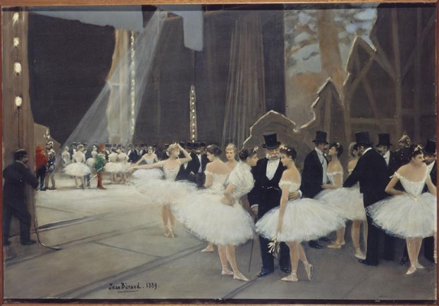 Ein Bild mit dem Titel "Tanz an der Oper" von Jean Beraud aus dem Jahr 1889, das eine Gruppe von Tänzern in weißen Tutus und Hüten auf einer Bühne zeigt, die von Lichtern beleuchtet wird und von einem Rahmen umgeben ist.