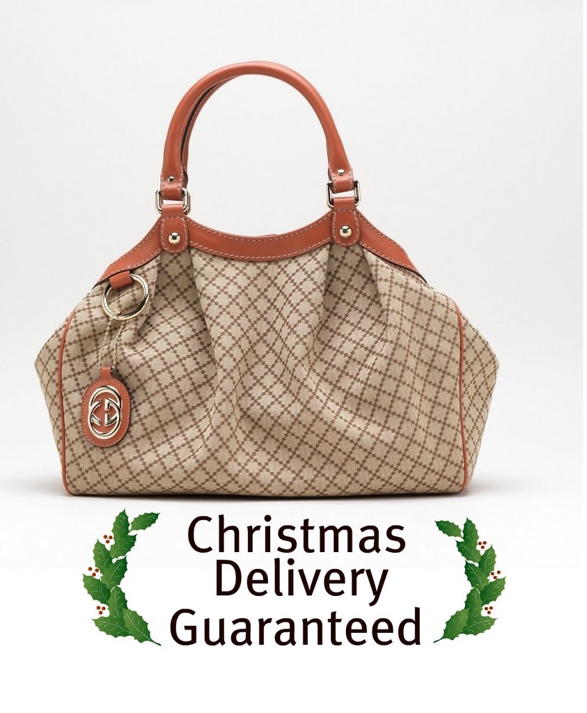 Eine Schokoladen- und weiße Tasche wird auf einen weißen Boden gestellt, vor der der Text "Weihnachtslieferung garantiert" steht.