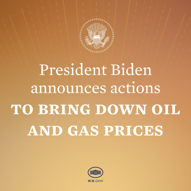 Präsident Biden an einem Rednerpult mit einem Plakat, auf dem Text und ein Logo zu sehen sind, bei der Ankündigung von Maßnahmen zur Verringerung von Öl- und Gaspreisen.