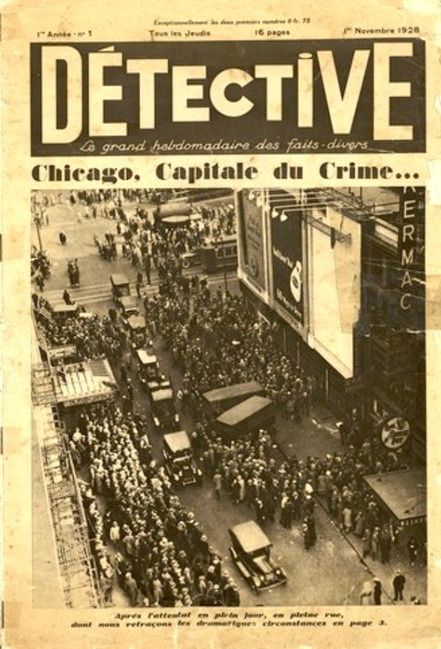 Schwarz-weißes Bild einer alten Zeitung mit einer Schlagzeile, die "Detective, Chicago, Capital du Crime" lautet, mit einem Foto einer belebten Straßenszene und Gebäuden im Hintergrund.