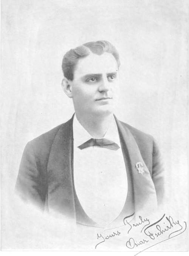 Ein Schwarz-Weiß-Foto eines Mannes im Smoking, identifiziert als Oscar Echihly, mit einem ernsten Gesichtsausdruck, der einen Blazer und eine Fliege trägt, mit Text am unteren Rand des Fotos.