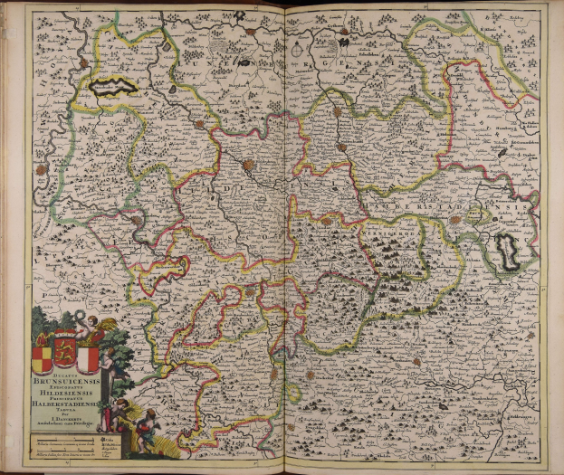 Offenes Buch mit einer detaillierten Deutschlandkarte, die geografische Merkmale wie Flüsse, Berge und Städte zeigt, begleitet von beschreibendem Text.