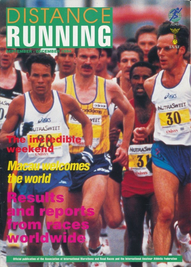 Ein Magazin-Cover mit der Überschrift "Langstreckenlauf" zeigt eine Gruppe von Läufern bei einem Marathon, die bunte Schuhe und Sportkleidung tragen, vor einem hellblauen Himmel mit weißen Wolken.