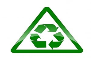 Grüne Dreieck mit weißem Hintergrund, das ein grünes Recycling-Symbol in der Mitte enthält.
