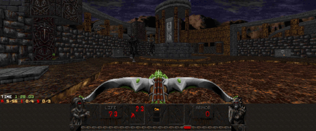 Eine Dungeon-Szene aus *Dungeon Master II* mit einem Drachen in der Mitte, umgeben von Wänden, Säulen und anderen Gegenständen, mit Spielstatusinformationen am unteren Rand.