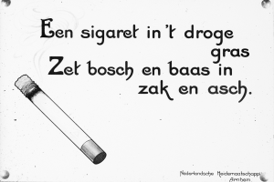 Eine Zigarette mit niederländischem Text, der "Een sigaret in t droge zet bosch en baas in zak en asch" lautet, und ein Wasserzeichen im rechten unteren Eck.