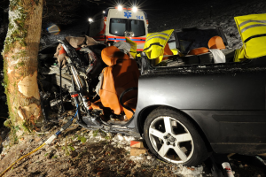 POL-HX: Senior mit Sommerreifen verunglückt - Fahrzeug überschlägt sich