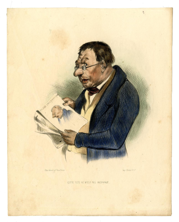 Ein Mann im Anzug und Krawatte liest eine Zeitung mit sichtbarem Text, trägt eine Brille und hat einen ernsthaften Ausdruck.