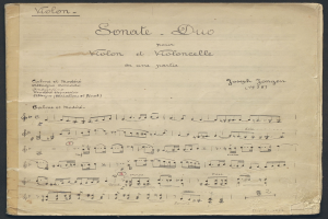 Schwarzer Hintergrund mit einem alten Notenblatt in der Mitte, das "Sonate Duo" betitelt ist.