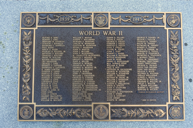 Ein Steinplakette an einem Gebäude mit der Inschrift "Zweiter Weltkrieg".