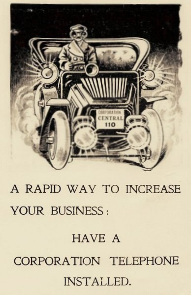 Alte Werbung mit einem Mann in einem Auto mit entschlossener Miene vor einem hellgelben Hintergrund mit blauem Himmel und weißen Wolken, die einen Unternehmens-Telefonanbieter in schwarzer Schrift ankündigt.
