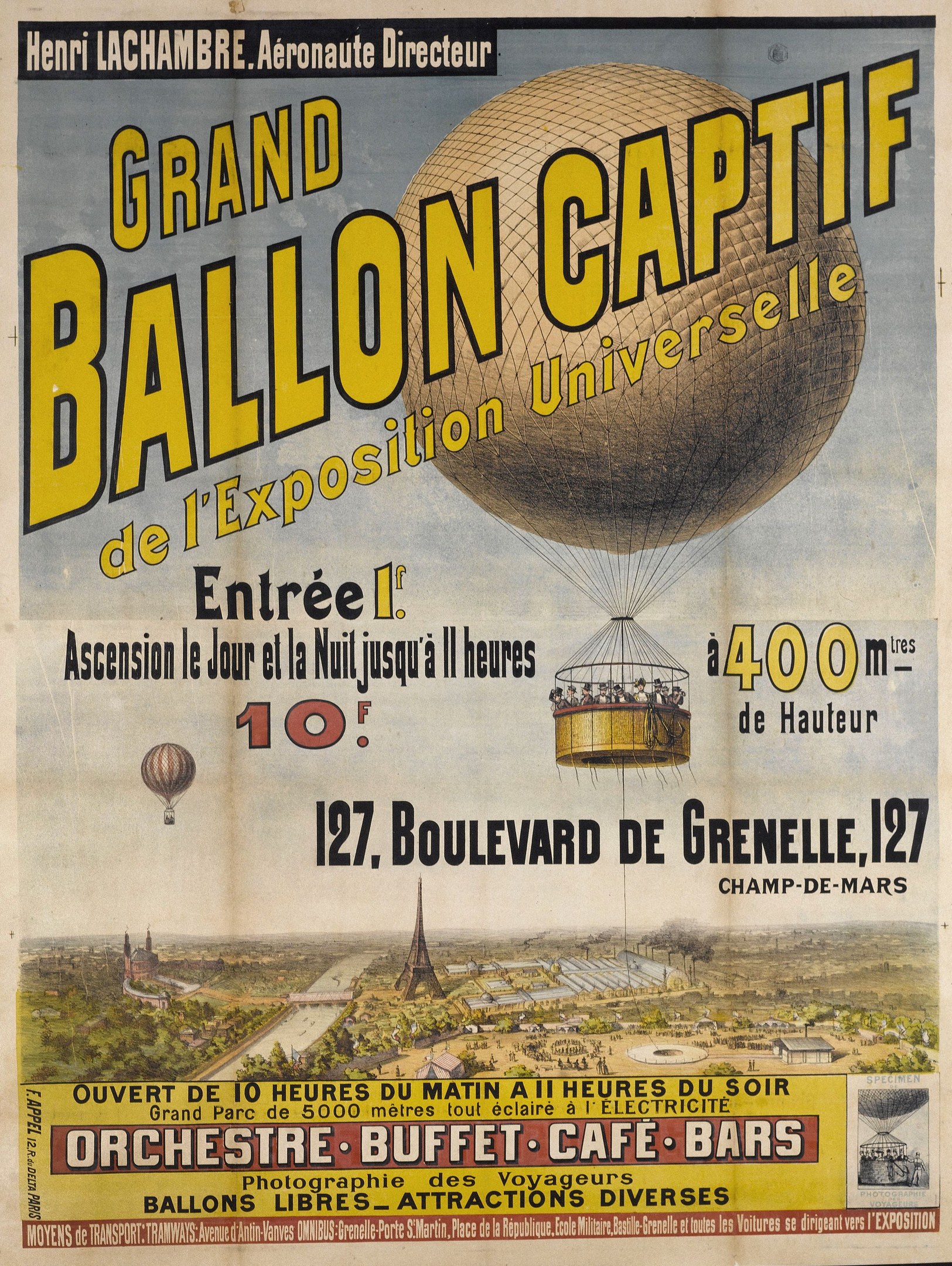 Alte Plakatwerbung für den 'Ballon Captif' auf der Weltausstellung, mit Illustrationen von Heißluftballons, Gebäuden, Bäumen und Himmel, sowie Text mit Veranstaltungseinzelheiten.