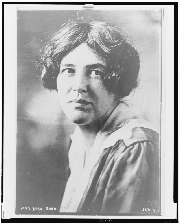 Ein Schwarz-Weiß-Foto einer Frau mit ernster Miene, mit dem Text "Sara Brad Field" unten.