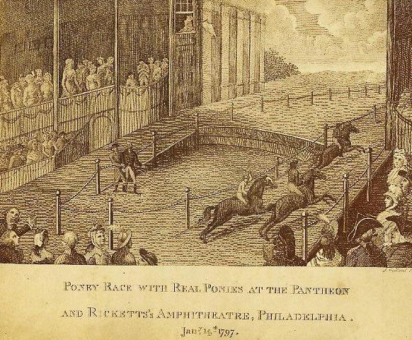 Gravur eines Pferderennens im Pantheon und Rucketts Amphitheater in Philadelphia, das Menschen am Boden und auf Pferden, Pfähle, einen Zaun, ein Gebäude, eine Leiter und einen bewölkten Himmel im Hintergrund sowie Text am unteren Rand zeigt.