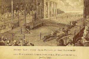 Gravur eines Pferderennens im Pantheon und Rucketts Amphitheater in Philadelphia, das Menschen am Boden und auf Pferden, Pfähle, einen Zaun, ein Gebäude, eine Leiter und einen bewölkten Himmel im Hintergrund sowie Text am unteren Rand zeigt.