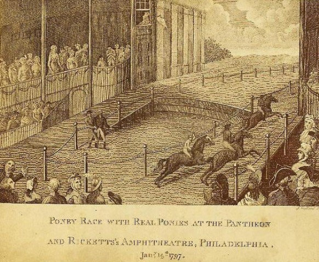 Gravur eines Pferderennens im Pantheon und Rucketts Amphitheater in Philadelphia, das Menschen am Boden und auf Pferden, Pfähle, einen Zaun, ein Gebäude, eine Leiter und einen bewölkten Himmel im Hintergrund sowie Text am unteren Rand zeigt.