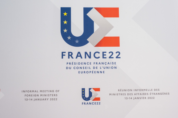 Plakat für die "Frankreich 22 - Informelle Tagung der Außenminister" mit dem Logo der Europäischen Union, das einen blauen Kreis, einen weißen Rand und einen zentralen weißen Stern zeigt.