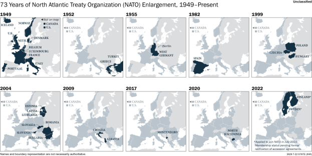 Eine Karte, die die 73-jährige Erweiterung der Nordatlantischen Vertragsorganisation (NATO) von 1949 bis heute zeigt, mit farblich kodierten Regionen und informativem Text oben.