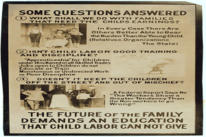 Ein Plakat mit einem hellgelben Hintergrund, das eine vielfältige Gruppe von Menschen zeigt, die zusammen in einem Kreis stehen, mit dem Text "Die Zukunft der Familie erfordert eine Bildung, die Kinderarbeit nicht geben kann."