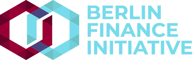 Logo der Berlin Finance Initiative mit einem blauen Kreis mit weißer Umrandung und einem weißen "B" in der Mitte, umgeben von einem weißen Ring mit blau-weißem Karomuster, und der schwarzen Schrift "Berlin Finance Initiative" auf weißem Hintergrund.