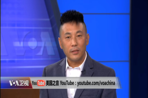 Ein Mann in Anzug und Krawatte auf einem Fernsehbildschirm mit blauem Hintergrund und Text unten, als chinesischer Nachrichtensprecher identifiziert.