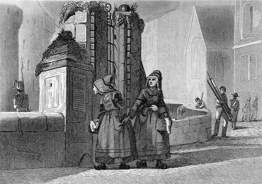 Schwarz-Weiß-Gravur Von Zweien Frauen, Die Vor Einem Gebäude Stehen, Mit Einigen Anderen Leuten Im Hintergrund, Betitelt "Victorianische Frauen In Der Stadt London."