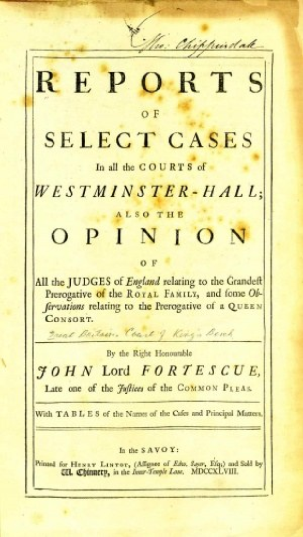 Der Umschlag eines alten Buches mit dem Titel "Berichte über ausgewählte Fälle vor den Gerichten von Westminster-Hall sowie die Meinung von John Lord Fortescue" ist zu sehen, mit einer offenen Seite, die schwarzen Text zeigt.