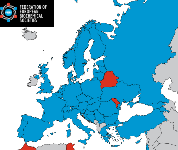 Eine Europakarte mit der hervorgehobenen Europäischen Union in Blau und Rot, die den Prozentsatz der Bevölkerung in jedem Land anzeigt, sowie ein Logo oben links mit der Aufschrift "Föderation europäischer Biochemischer Gesellschaften".