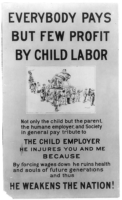 Plakat mit einem Schwarz-Weiß-Foto einer Gruppe von Kindern und Erwachsenen, begleitet von Text, der gegen die Ausbeutung von Kinderarbeit plädiert.