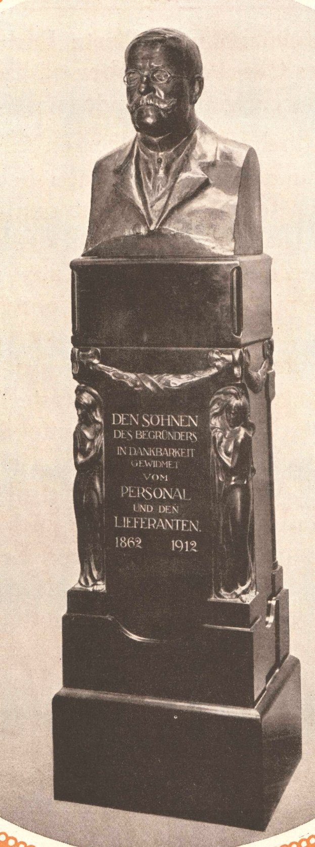 Schwarzes und weißes Foto einer Büste eines Mannes in Anzug und Krawatte, mit Gedenktext beschriftet, wahrscheinlich ein Denkmal für den Gründer der deutschen Volksbefreiungsbewegung.
