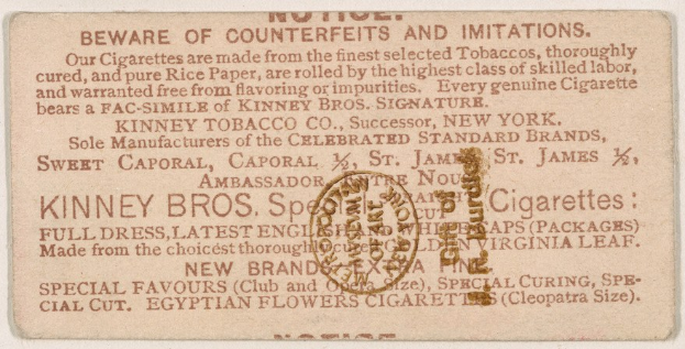 Papier mit schwarzem Text auf einem weißen Hintergrund und einem kreisförmigen Stempel mit der Aufschrift "Vorsicht vor Fälschungen und Imitationen - Kinney Bros. Zigaretten" mit schwarzem Rand und weißer Mitte.