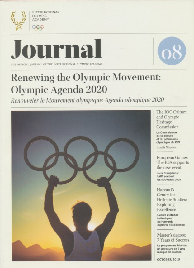 Eine Person hält die Olympischen Ringe in den Händen, mit "Erneuerung der Olympischen Bewegung" und "Olympisches Agenda 2020" auf einem Blatt Papier vor sich, trägt ein weißes Hemd und blaue Shorts, vor einem hellblauen Himmel mit weißen Wolken und Sonnenlicht.