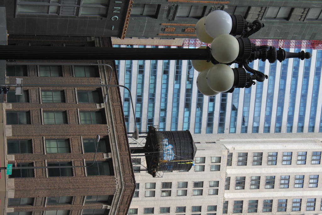 Ein paar Gebäude mit Polen, Lampen, Fenstern und einem Wassertank oben drauf.