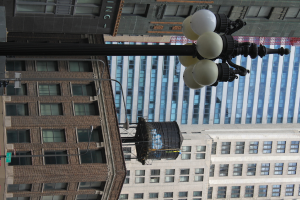 Ein paar Gebäude mit Polen, Lampen, Fenstern und einem Wassertank oben drauf.