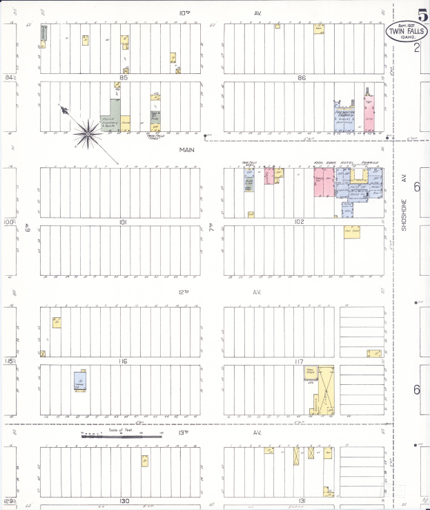 Farbcodierte Karte eines geplanten Wohnentwicklungsstandortplans auf einem Blatt Papier, mit beschrifteten Abschnitten und Textdetails zu Gebäuden, Straßen und anderen Merkmalen.