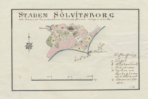 Ein detaillierter Stadtplan von Staden Solvitsborg, Schweden, der Straßen, Gebäude, Sehenswürdigkeiten und Text enthält, der Informationen über die Bevölkerung und bemerkenswerte Merkmale der Stadt bereitstellt.