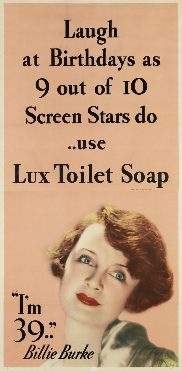 Plakat mit einer Frau in einem weißen Kleid mit einem gemusterten Schultertuch, die mit geschlossenen Augen lächelt, umgeben von Text, der "Lachen Sie über Geburtstage, wie es 9 von 10 Filmstars tun, Lux Toilettenseife" auf einem hellblauen Hintergrund ankündigt.