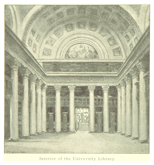 Großartiger Innenraum einer Universitätsbibliothek mit hohen Säulen und prächtigen Deckenentwürfen sowie dekorativem Text am Boden.