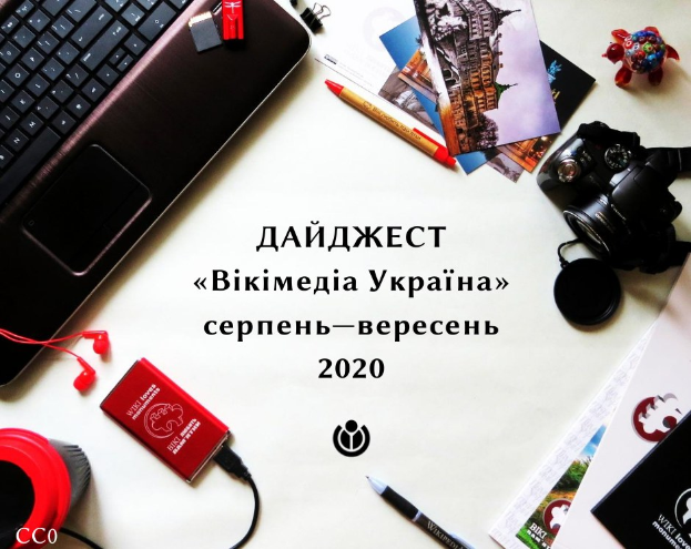 Ein Laptop-Computer auf einem weißen Tisch umgeben von einer Kamera, Kopfhörern, Stiften, Büchern, Papieren und anderen Gegenständen, mit sichtbarem Text, der den Zugriff auf die CCCO 2020-Website anzeigt.