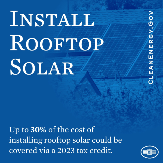 Plakat für einen 2023-Steuerkredit über bis zu 30% der Kosten für die Installation von Dachsolaranlagen.