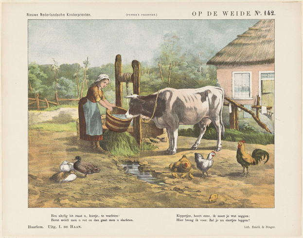 Frau melkt eine Kuh auf einer grünen Wiese mit Hühnern, Enten, einem hölzernen Zaun, einem Haus, Bäumen und einer bewölkten Himmel.