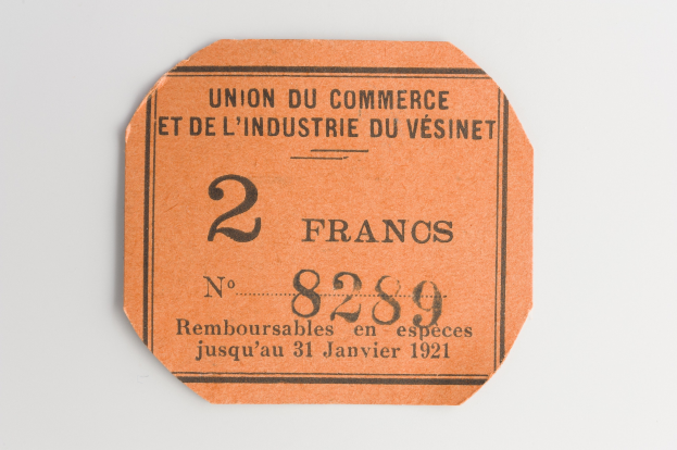 Orangefarbenes Ticket mit der Aufschrift "Union du Commerce et de l'Industrie du Vésinet" auf weißem Hintergrund.