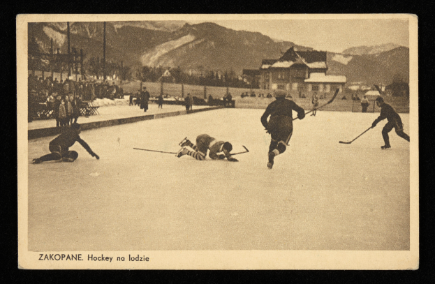 Ein Schwarz-Weiß-Foto von Menschen beim Eishockey auf einem Eisplatz, mit Gebäuden, Bäumen, Pfählen und Bergen im Hintergrund und Text unten.