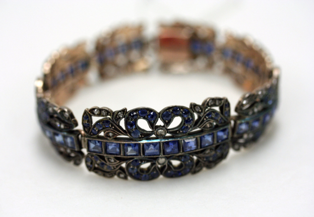 Antikes viktorianisches Saphir- und Diamantarmband mit blauen Saphiren und Diamanten auf einer weißen Oberfläche.